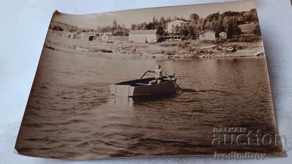 Φωτογραφία Νέου με βάρκα στη θάλασσα