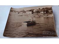 Φωτογραφία Νέου με βάρκα στη θάλασσα