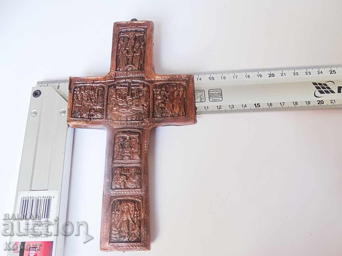 Licitație Cruce de perete ortodoxă cu aplicații de cupru și scene biblice Licitație Cruce de perete ortodoxă cu aplicații de cupru și scene biblice