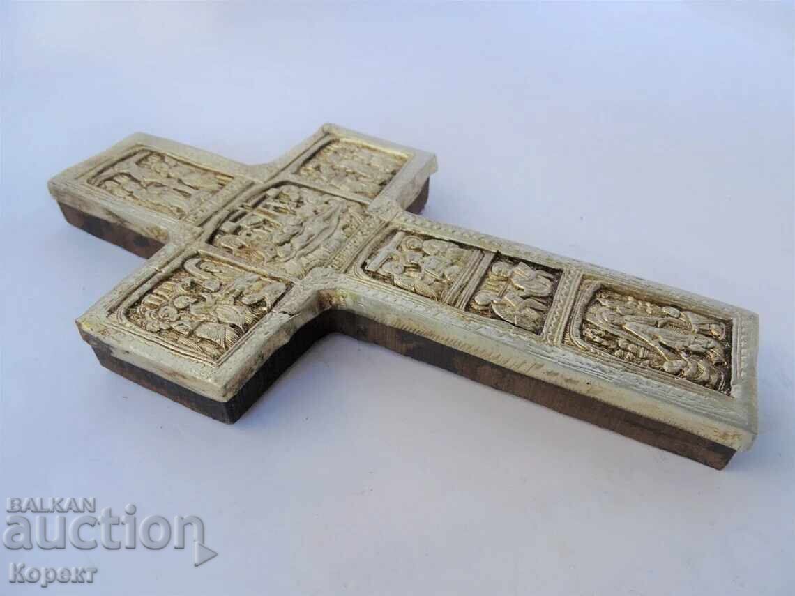 Licitație Cruce de perete ortodoxă cu ornamente argintate și scene biblice
