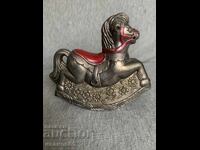 Κουμπαράς σε σχήμα αλογάκι κούνιας