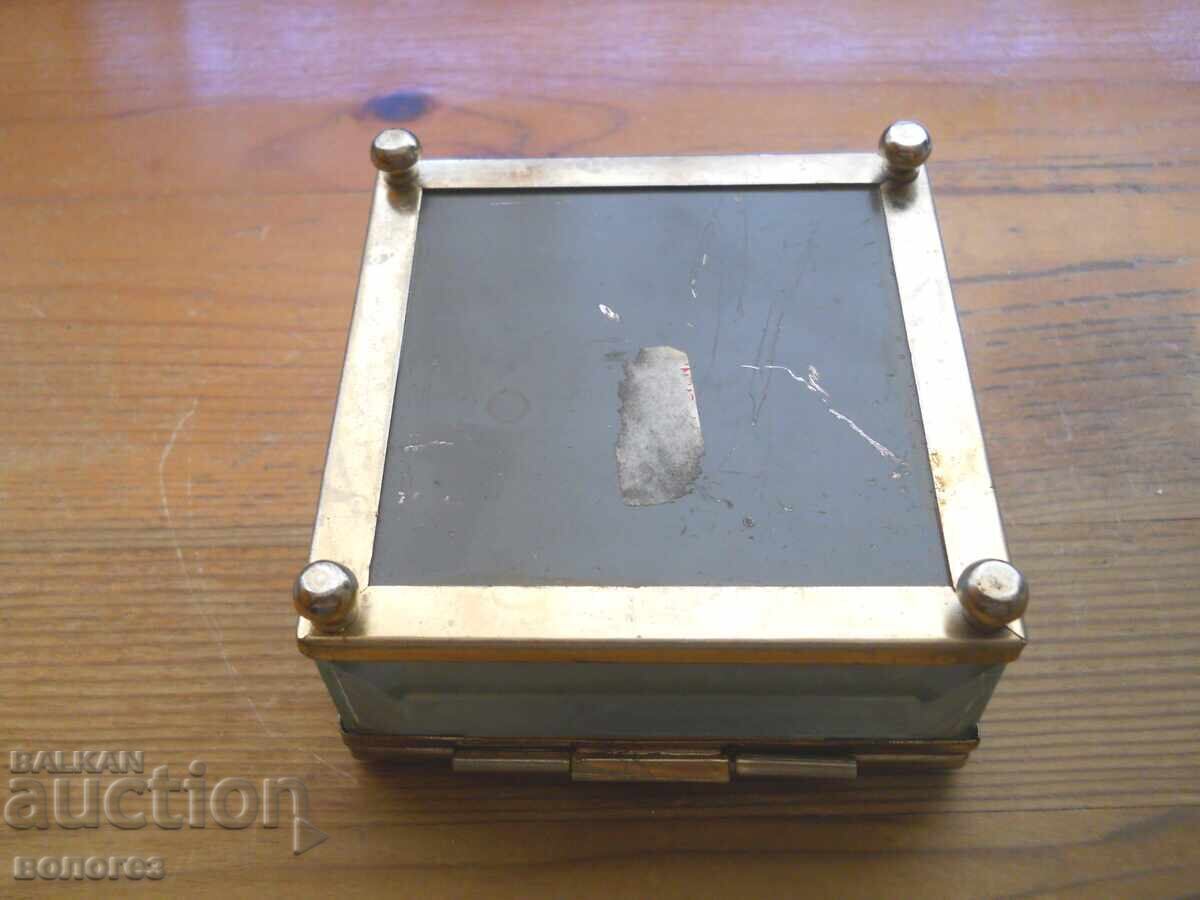 Antique faceted engraved glass jewelry box - 5