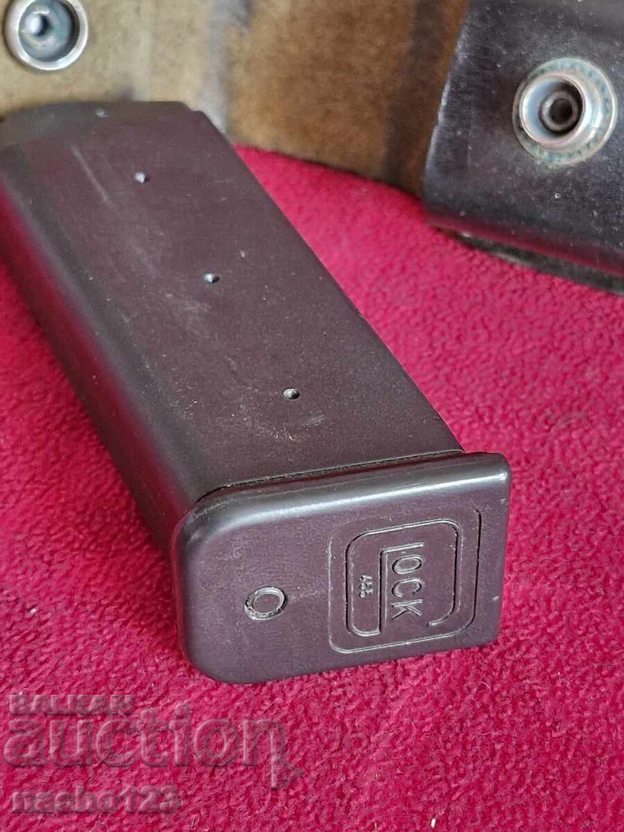 Licitație Încărcător pentru Glock 19 cu toc Licitație Încărcător pentru Glock 19 cu toc