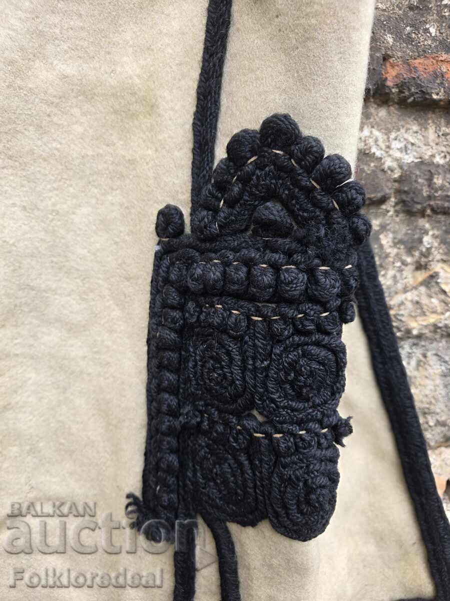 Доставка на Женски елек (џубе) од носија на Скопска Црна Гора