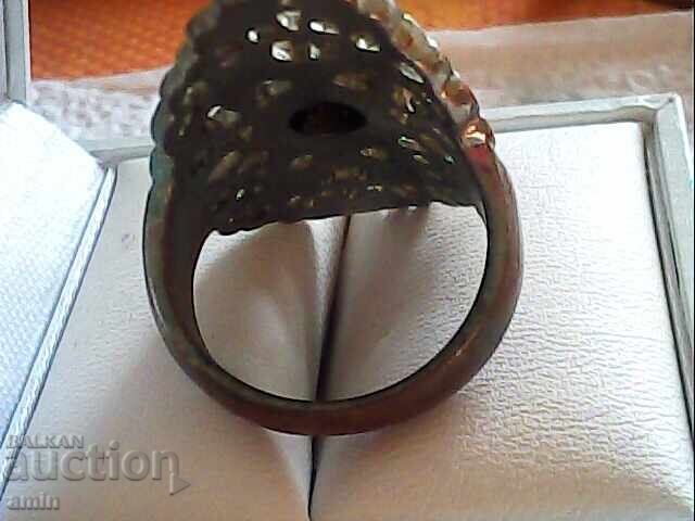 Δημοπρασία ένα δαχτυλίδι Δημοπρασία ένα δαχτυλίδι