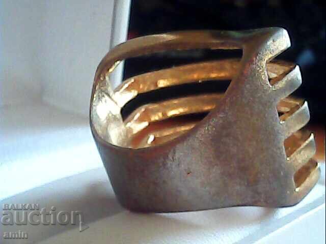 Δημοπρασία ένα δαχτυλίδι