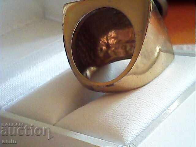 Δημοπρασία ένα δαχτυλίδι