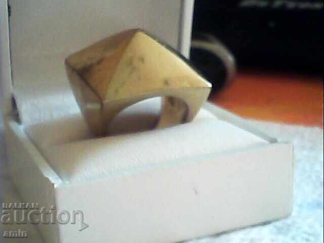 ένα δαχτυλίδι