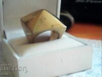 ένα δαχτυλίδι