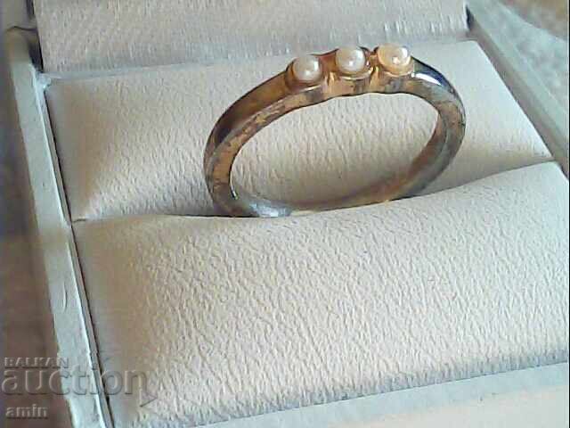 ένα δαχτυλίδι