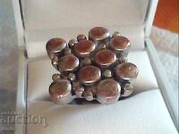 ένα δαχτυλίδι