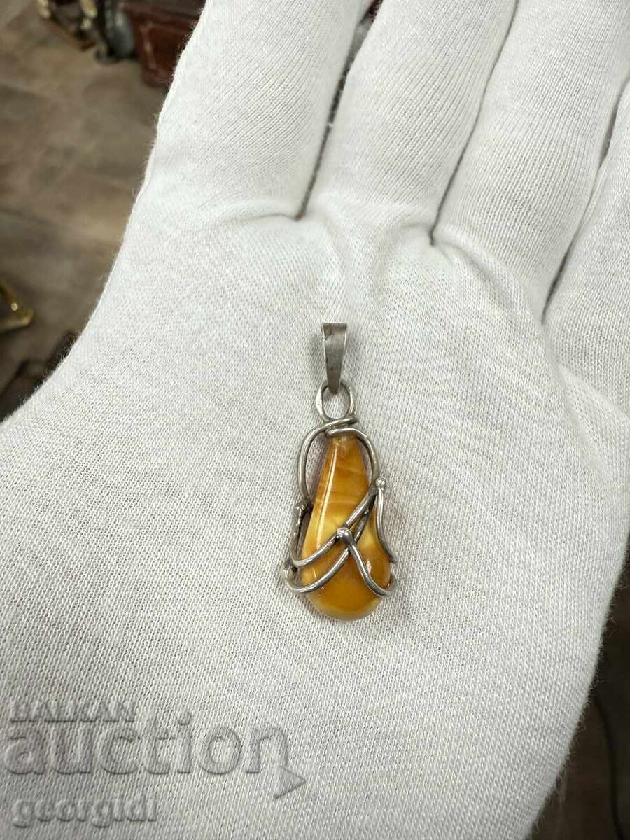 Ασημένιο μενταγιόν με κεχριμπάρι αυγού. Νο. 7661 με τιμή 55.00 BGN | € 28.12