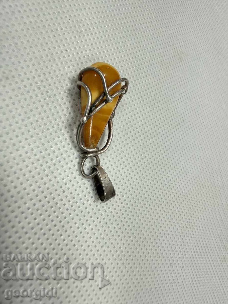 Δημοπρασία Ασημένιο μενταγιόν με κεχριμπάρι αυγού. Νο. 7661