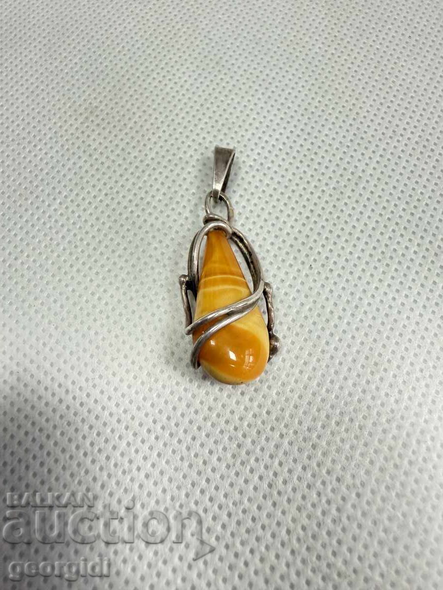 Παράδοση Ασημένιο μενταγιόν με κεχριμπάρι αυγού. Νο. 7661