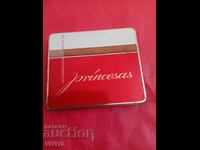 Veche cutie metalică pentru țigări