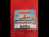 Veche cutie metalică pentru țigări