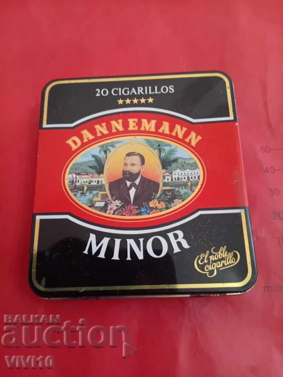 Стара кутия от пурети,метална