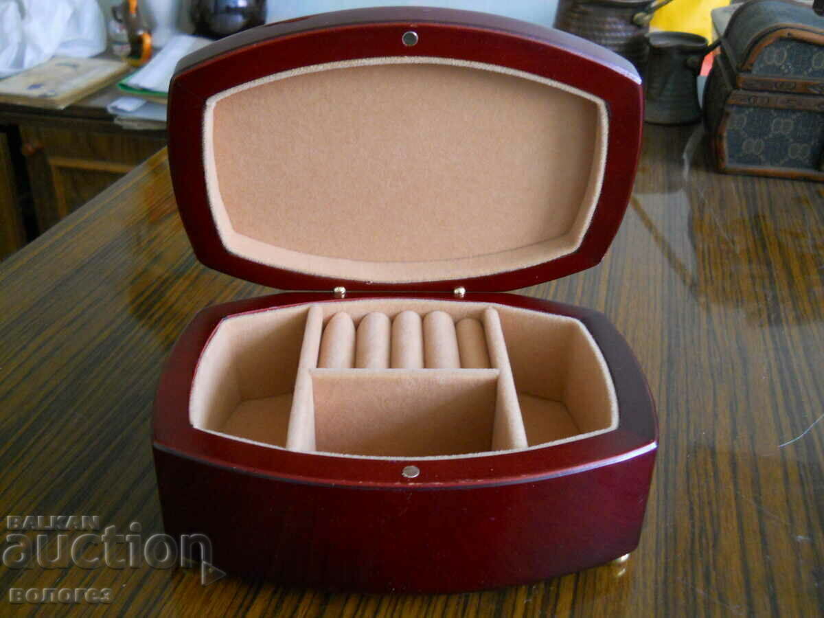 Licitație Cutie de bijuterii de lux din mahon Licitație Cutie de bijuterii de lux din mahon