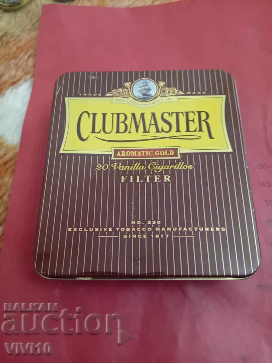 Veche cutie metalică pentru țigări