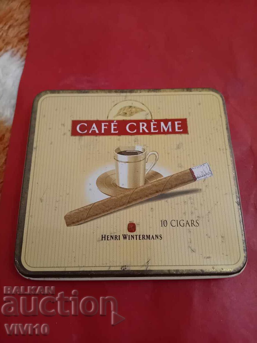 Veche cutie metalică pentru țigări