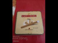 Veche cutie metalică pentru țigări