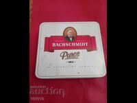 Veche cutie metalică pentru țigări