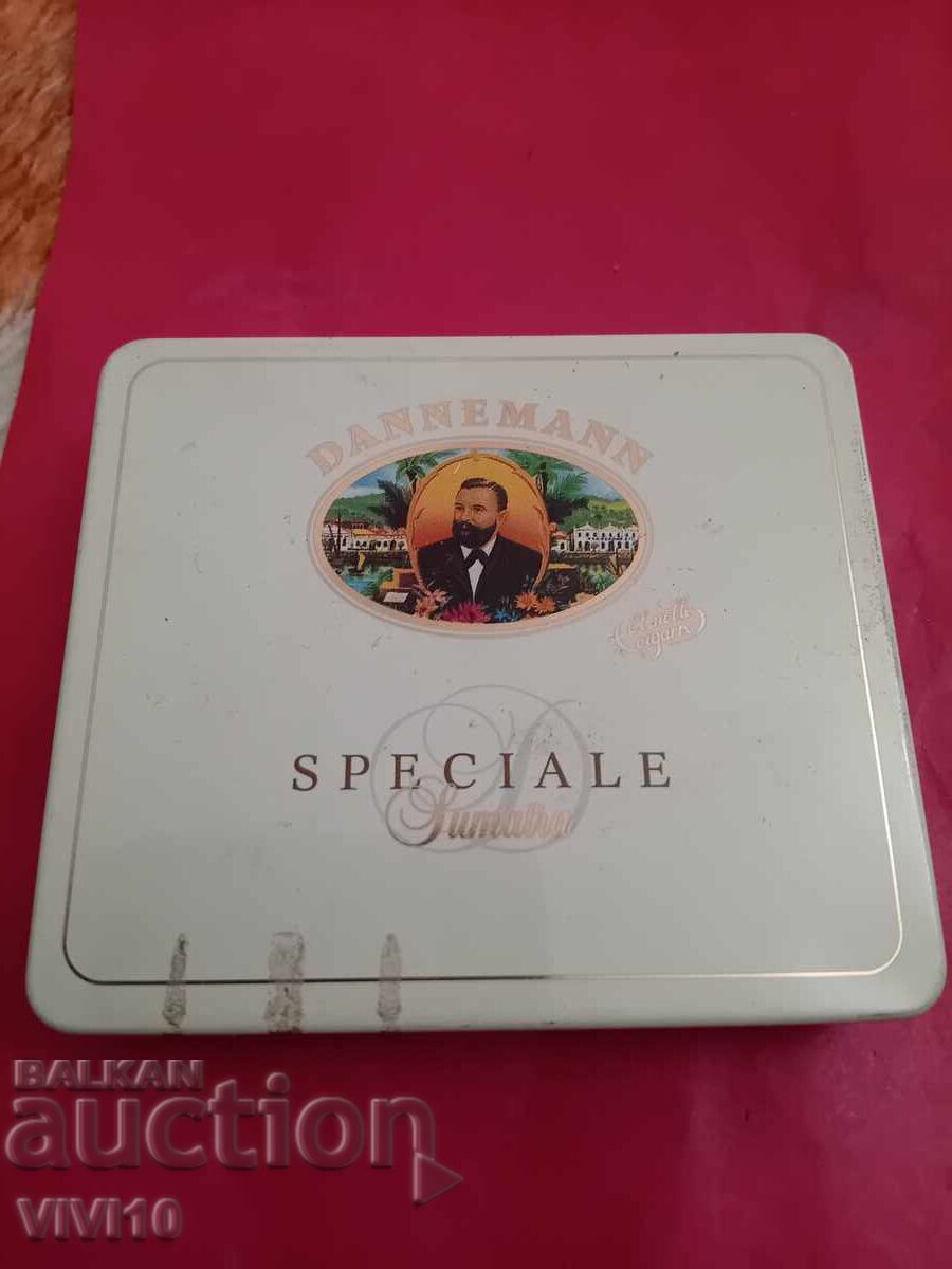 Παλιό μεταλλικό κουτί τσιγάρων