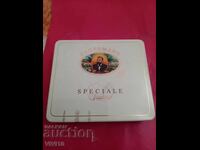 Veche cutie metalică pentru țigări