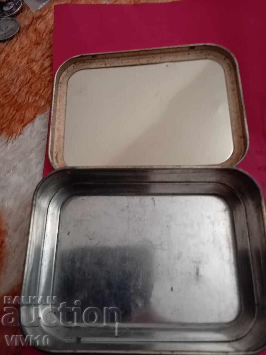 Auction  Old metal tobacco tin