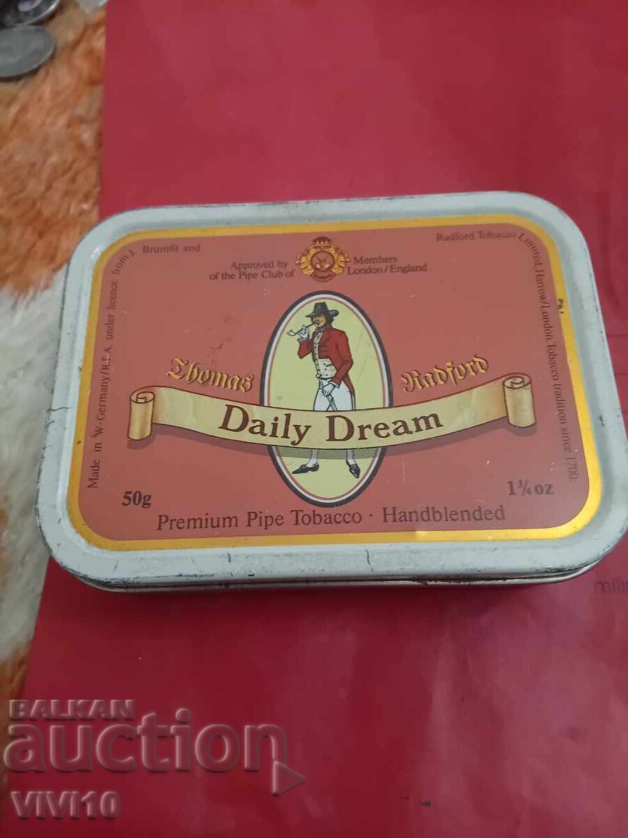 Veche cutie metalică pentru tutun