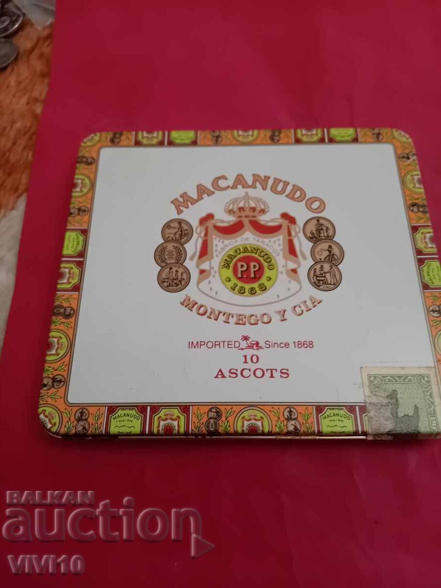 Veche cutie metalică pentru țigări