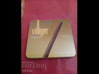 Veche cutie metalică pentru țigări