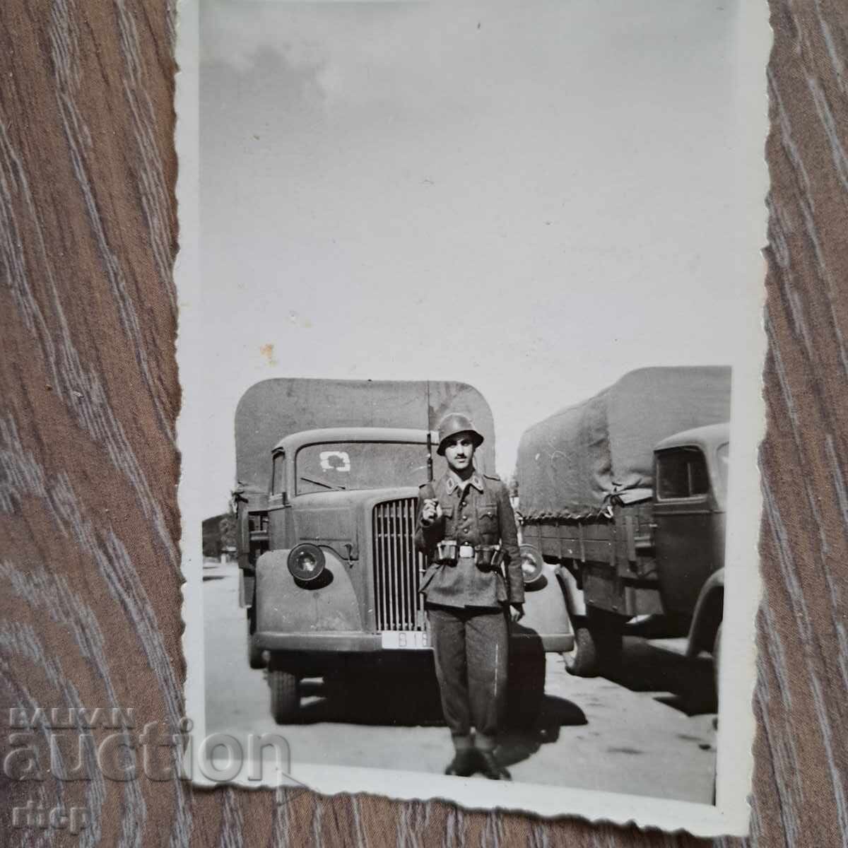 Opel Blitz войник 1942 снимка Царство България Opel Blitz войник 1942 снимка Царство България