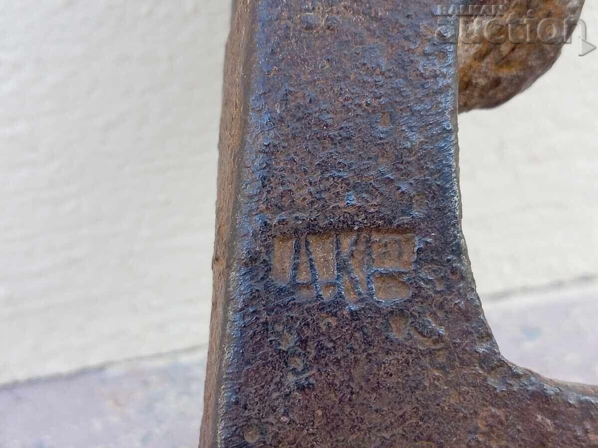 Topor mic vechi, marcaj AKB cu preț 31.00 BGN | € 15.85 Topor mic vechi, marcaj AKB cu preț 31.00 BGN | € 15.85