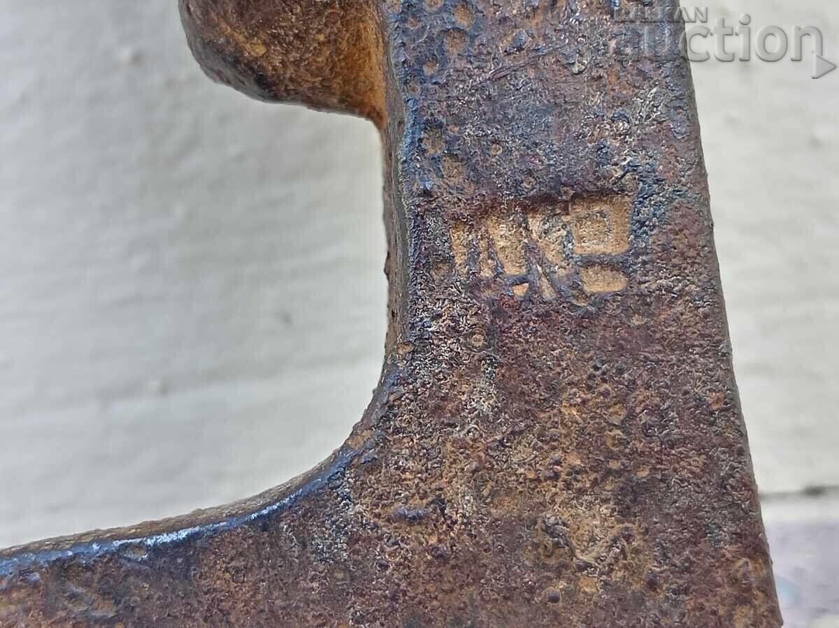 Licitație Topor mic vechi, marcaj AKB Licitație Topor mic vechi, marcaj AKB