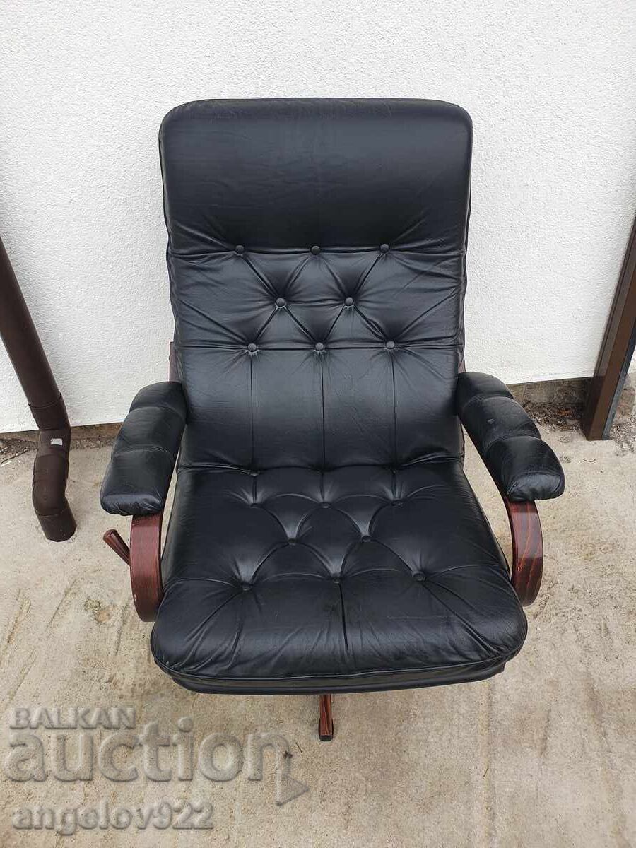 Красив фотьойл с естествена кожа!!! с цена 5.50 лв. | € 2.81