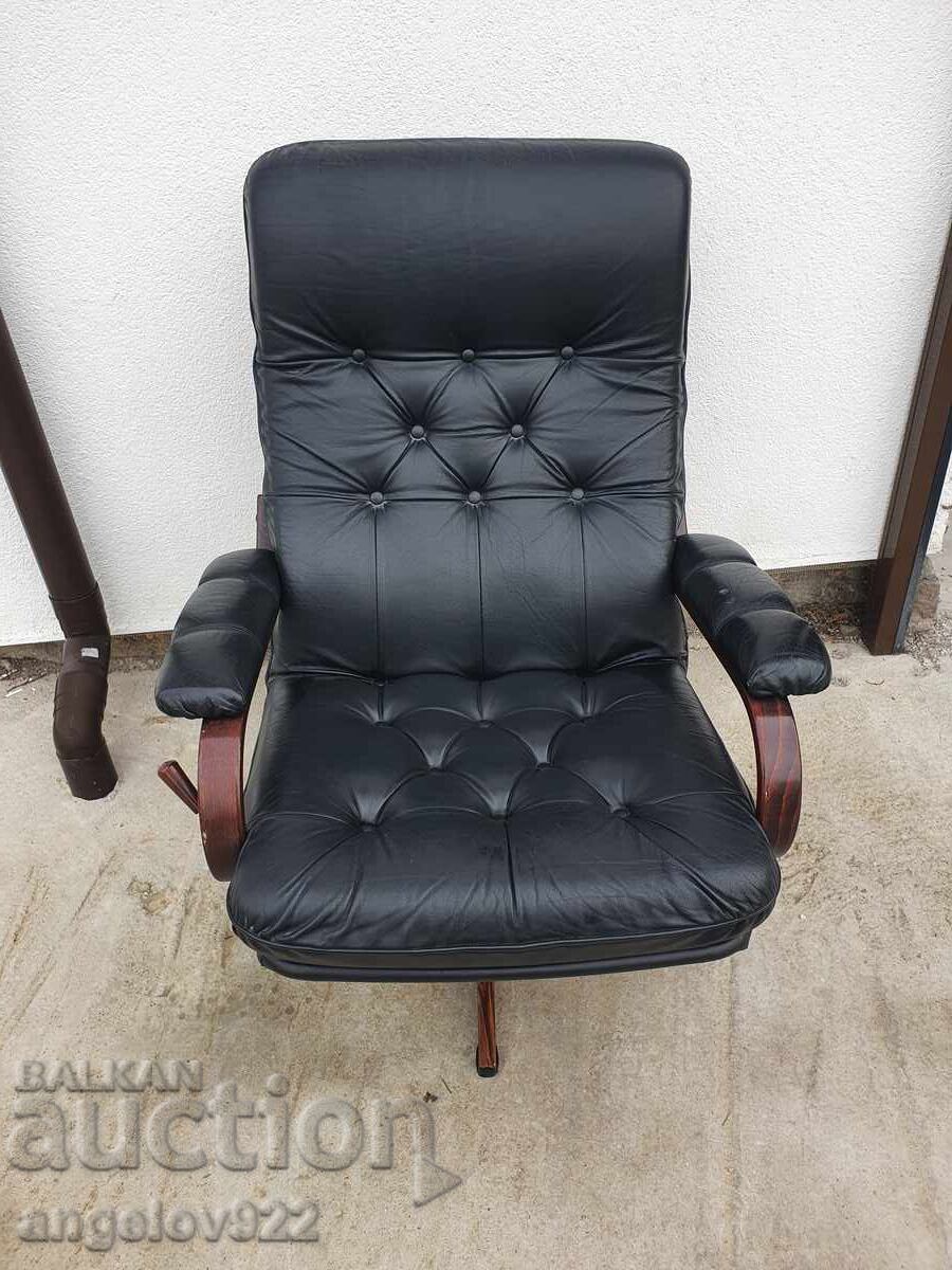 Красив фотьойл с естествена кожа!!!