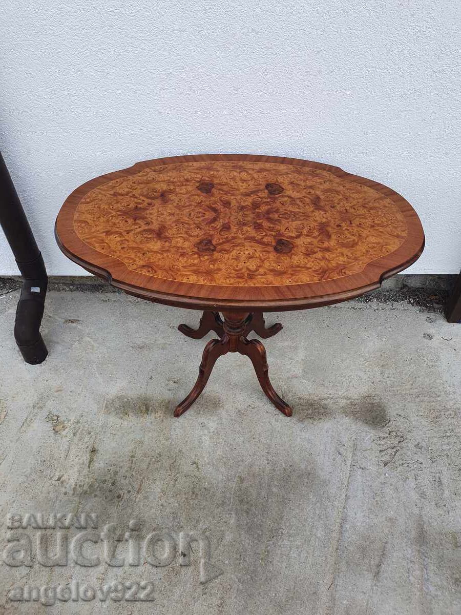 Masă vintage frumoasă din lemn cu intarsii!!! cu preț 0.01 BGN | € 0.01 Masă vintage frumoasă din lemn cu intarsii!!! cu preț 0.01 BGN | € 0.01