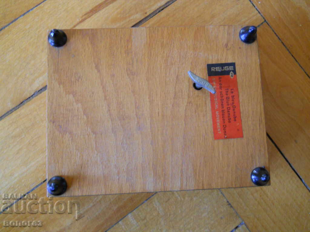 Delivery of Wooden music box for jewelry - Switzerland