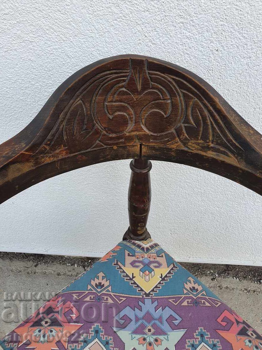 Όμορφο vintage ξύλινο γωνιακό σκαμπό μασίφ!!! με τιμή 0.01 BGN | € 0.01
