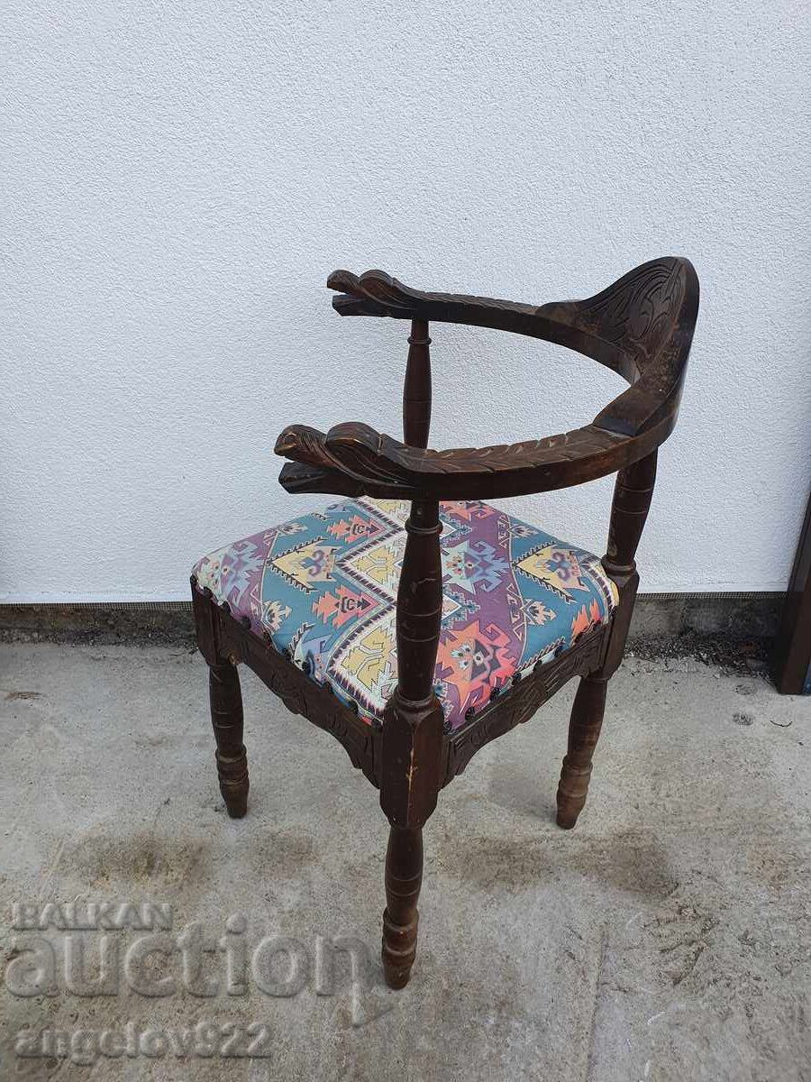 Δημοπρασία Όμορφο vintage ξύλινο γωνιακό σκαμπό μασίφ!!!
