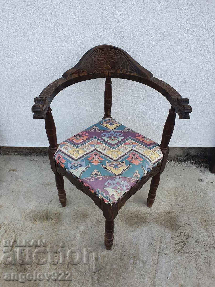 Όμορφο vintage ξύλινο γωνιακό σκαμπό μασίφ!!!