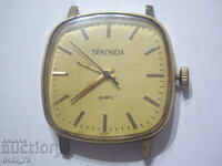 Стар кварцов позлатен часовник.