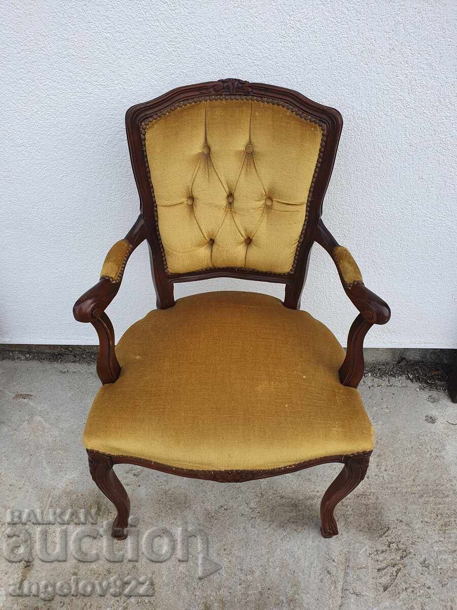 Красив винтидж дървен стол масив!!! с цена 1.50 лв. | € 0.77 Красив винтидж дървен стол масив!!! с цена 1.50 лв. | € 0.77