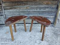 Mese din lemn vechi, cu trei picioare