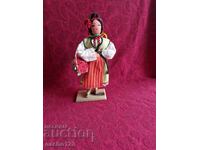 Artefact social - păpușă în costum popular bulgăresc