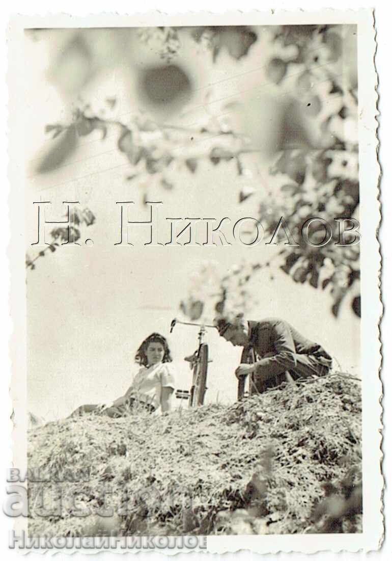 MICĂ POZĂ VECHE OFIȚER MILITAR IEȘIRE CU SOȚIA SA E633