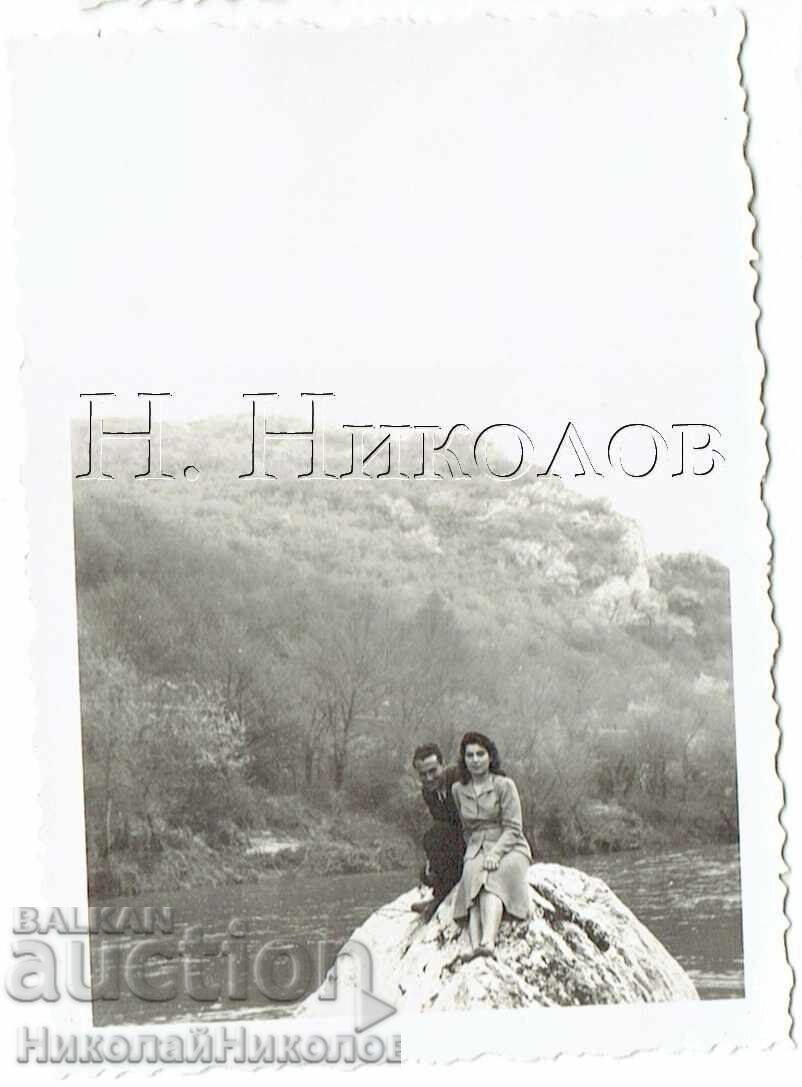 SMALL OLD PHOTO MILITARY OFFICER OUTING WITH HIS WIFE E634