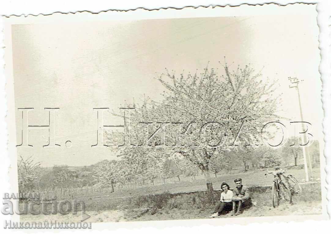 ΜΙΚΡΗ ΠΑΛΙΑ ΦΩΤΟΓΡΑΦΙΑ ΣΤΡΑΤΙΩΤΙΚΟΥ ΑΞΙΩΜΑΤΙΚΟΥ ΜΕ ΤΗ ΣΥΖΥΓΟ ΤΟΥ E636