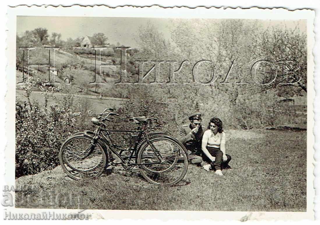 ΜΙΚΡΗ ΠΑΛΙΑ ΦΩΤΟΓΡΑΦΙΑ ΣΤΡΑΤΙΩΤΙΚΟΥ ΑΞΙΩΜΑΤΙΚΟΥ ΜΕ ΤΗ ΣΥΖΥΓΟ ΤΟΥ E637